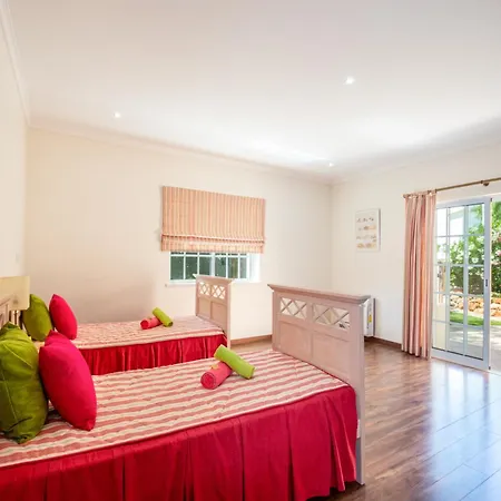 Villa Villa In Algarve With Heated Pool & Bbq *
